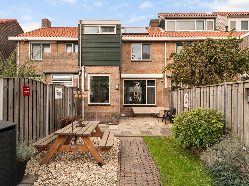 Vrijlandtstraat 64, Pernis