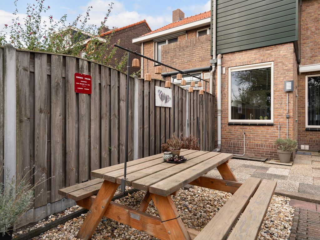 Vrijlandtstraat 64, Pernis