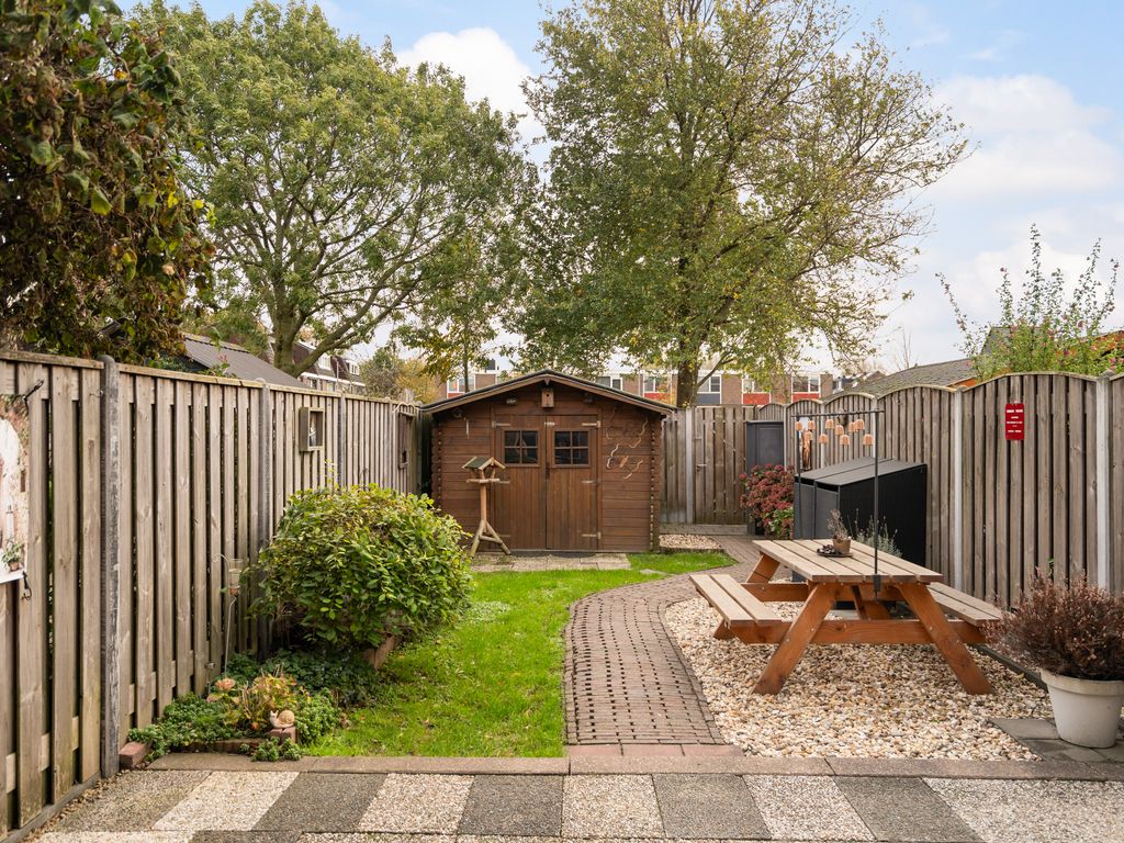 Vrijlandtstraat 64, Pernis