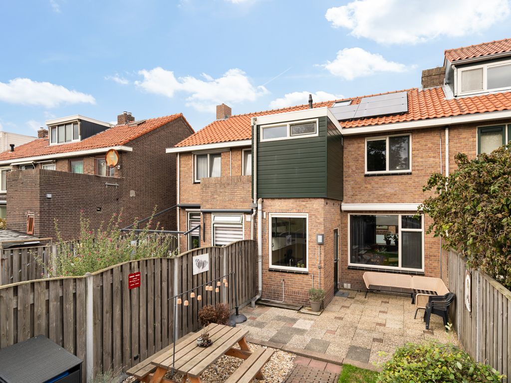 Vrijlandtstraat 64, Pernis