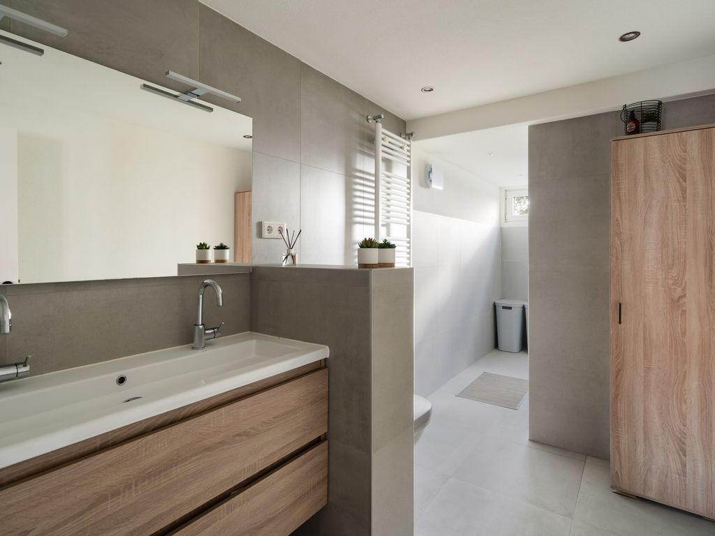 Vrijlandtstraat 64, Pernis