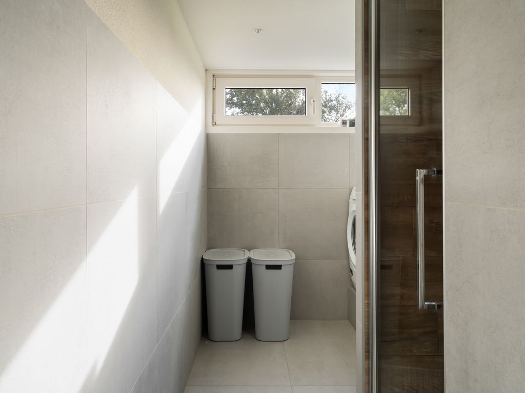 Vrijlandtstraat 64, Pernis