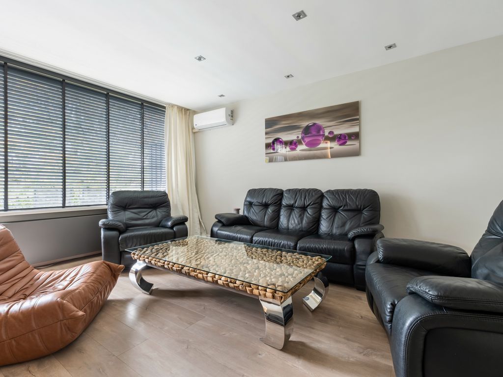 Kardoenhof 57, Hoogvliet