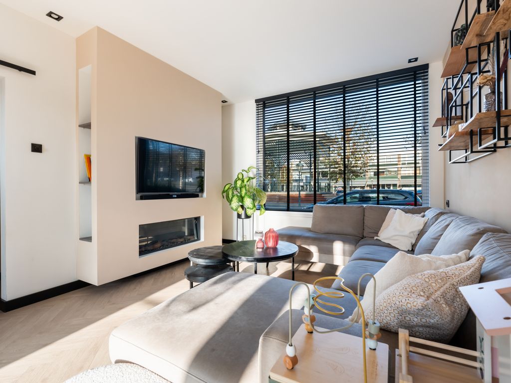 Cornelis van Dijckstraat 24, Pernis