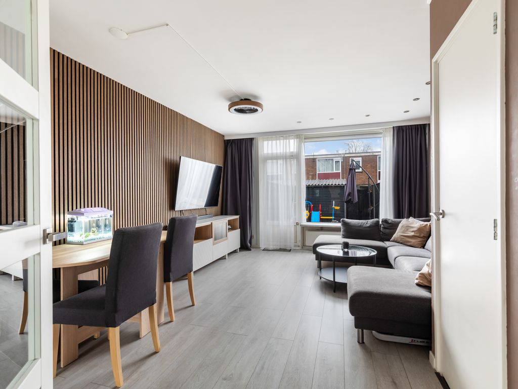 Toverfluitstraat 11, Hoogvliet