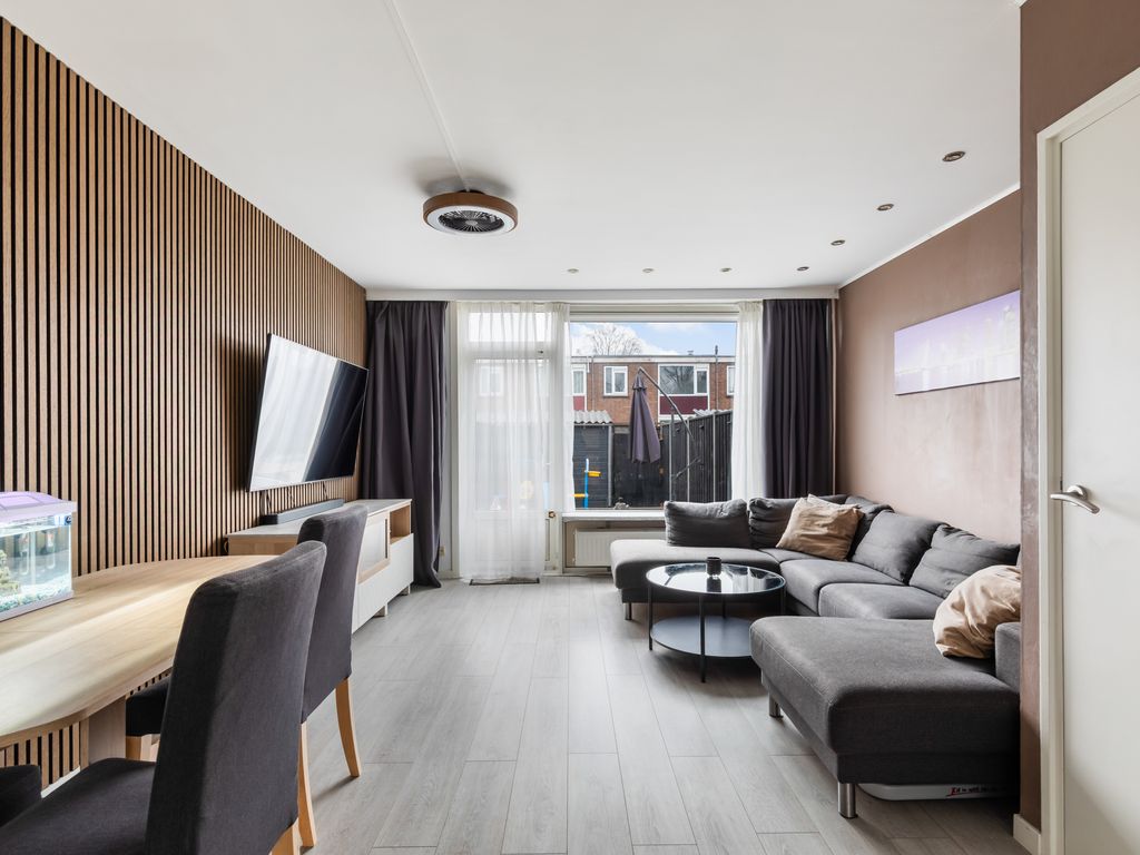 Toverfluitstraat 11, Hoogvliet