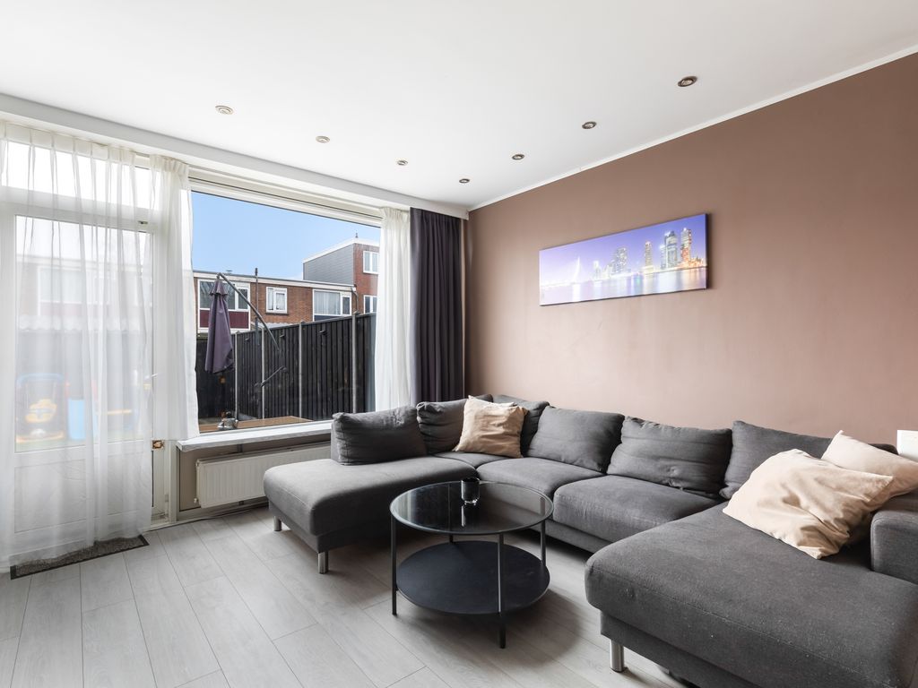 Toverfluitstraat 11, Hoogvliet