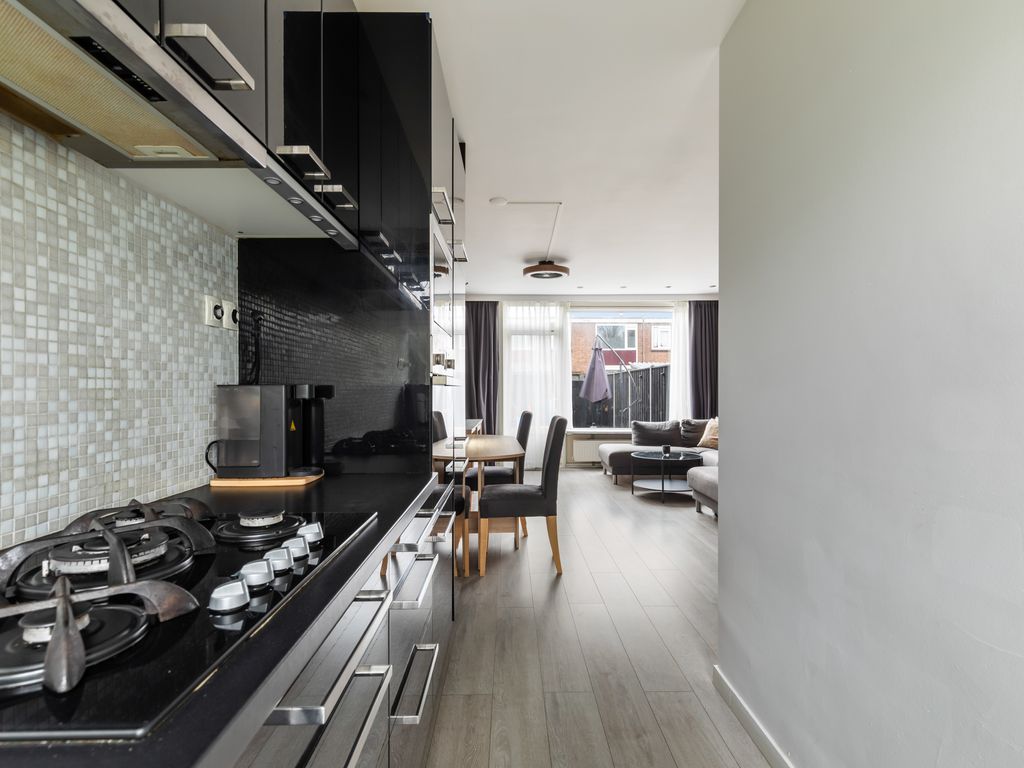 Toverfluitstraat 11, Hoogvliet