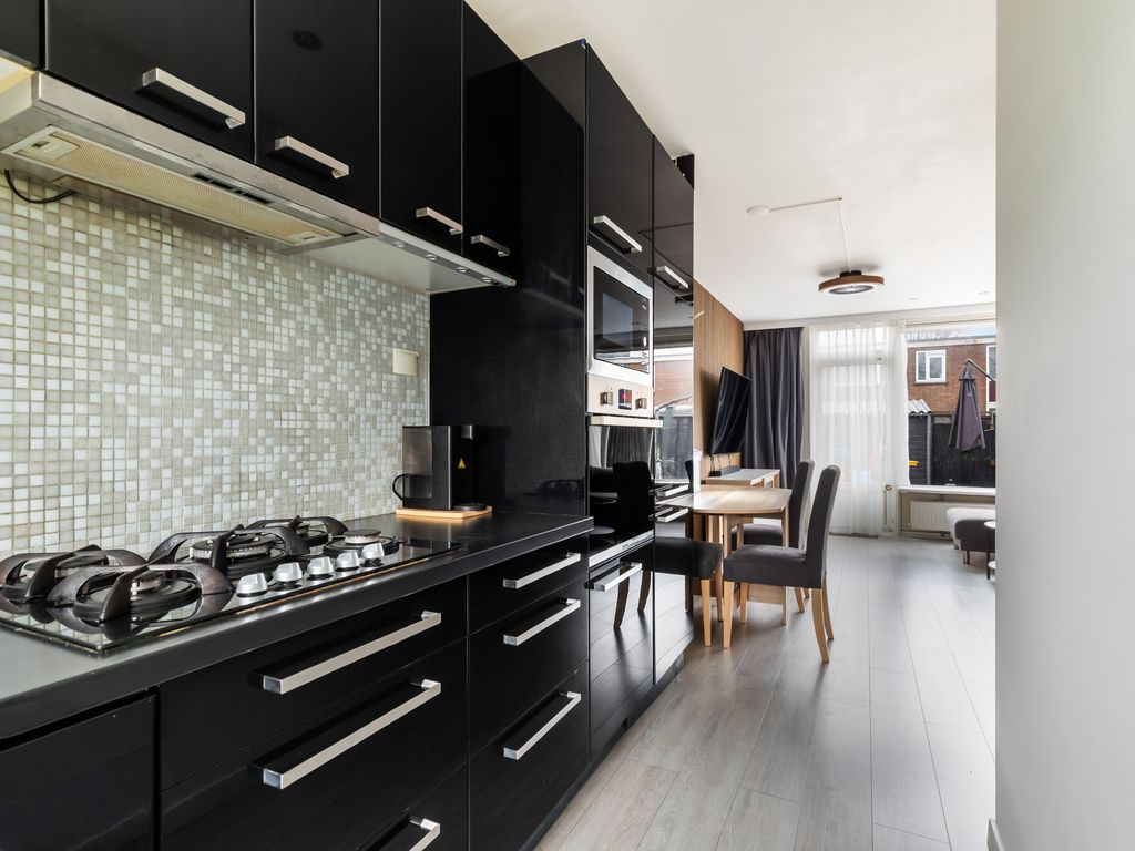 Toverfluitstraat 11, Hoogvliet