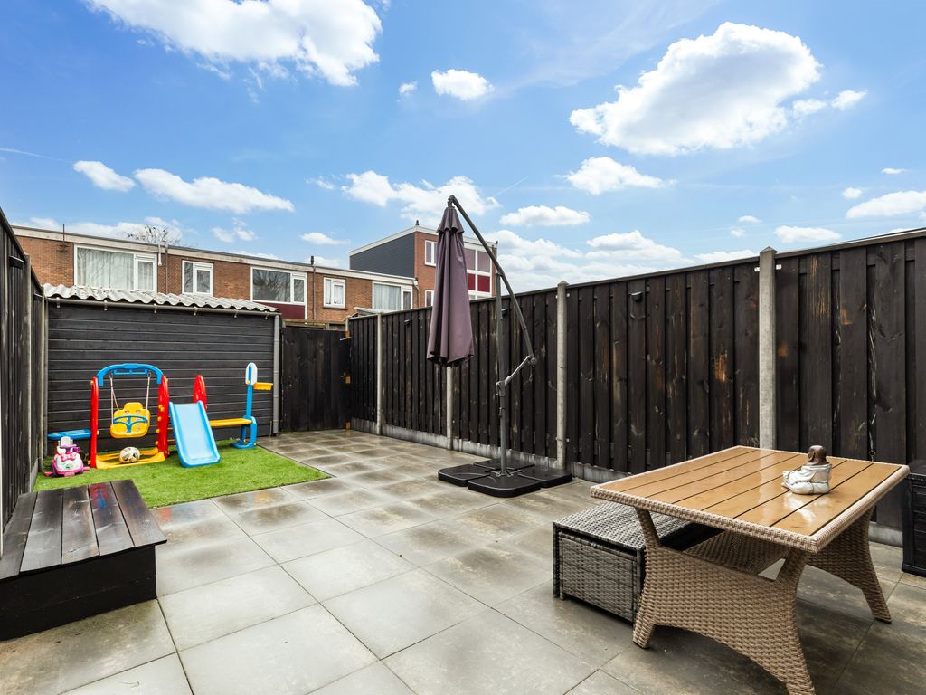 Toverfluitstraat 11, Hoogvliet