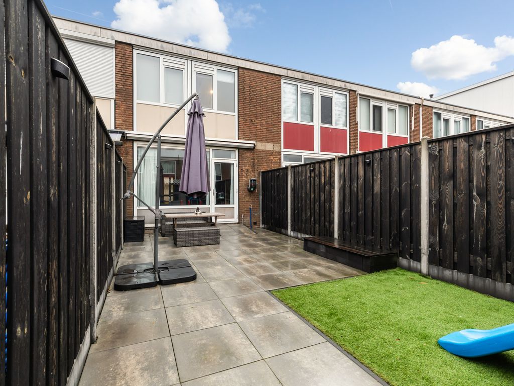 Toverfluitstraat 11, Hoogvliet