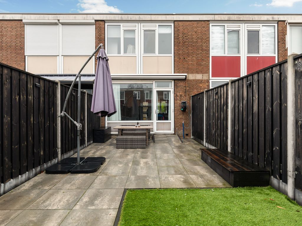 Toverfluitstraat 11, Hoogvliet