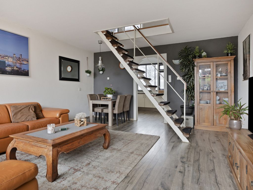 Madroelstraat 14, Pernis