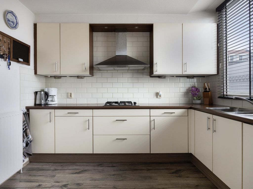 Madroelstraat 14, Pernis