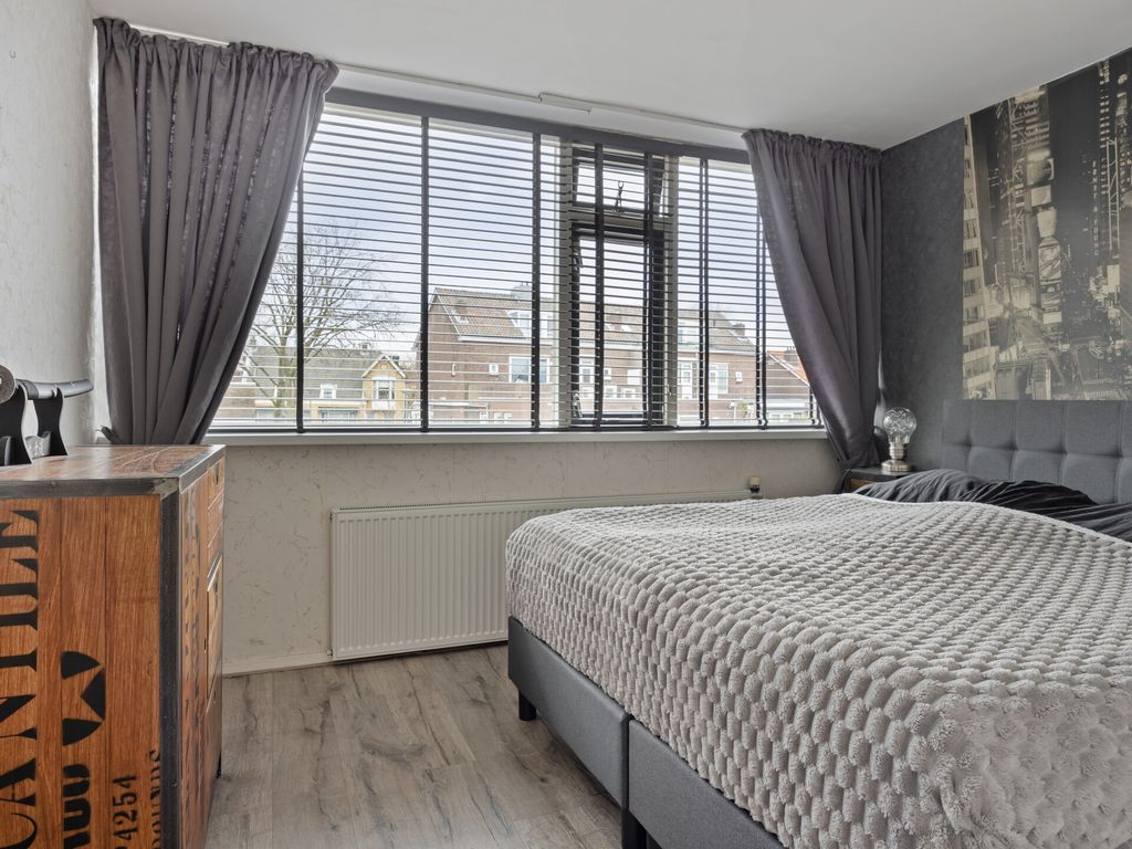 Madroelstraat 14, Pernis