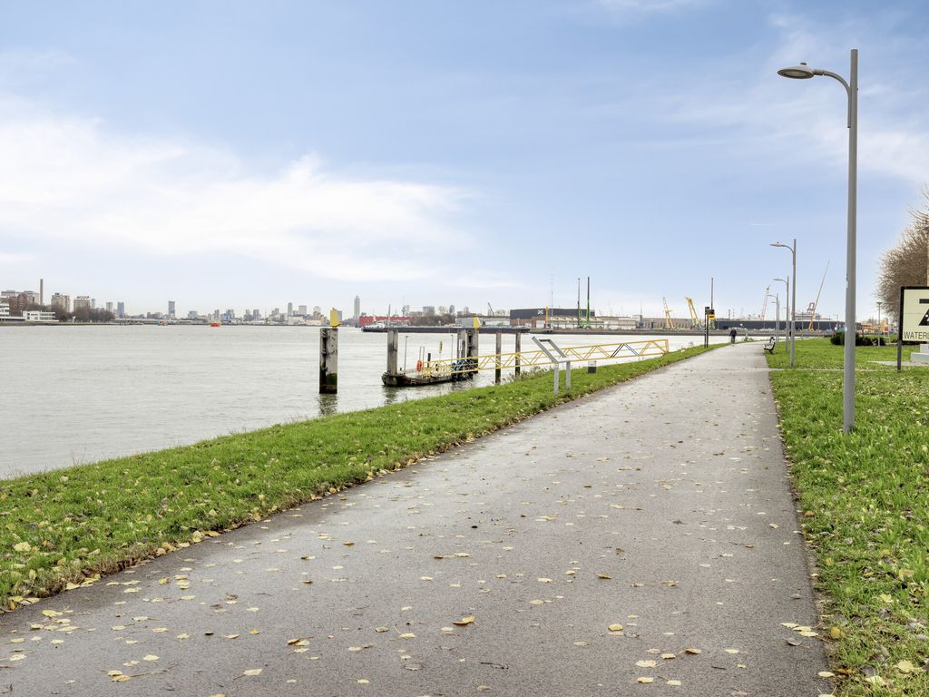 Madroelstraat 14, Pernis