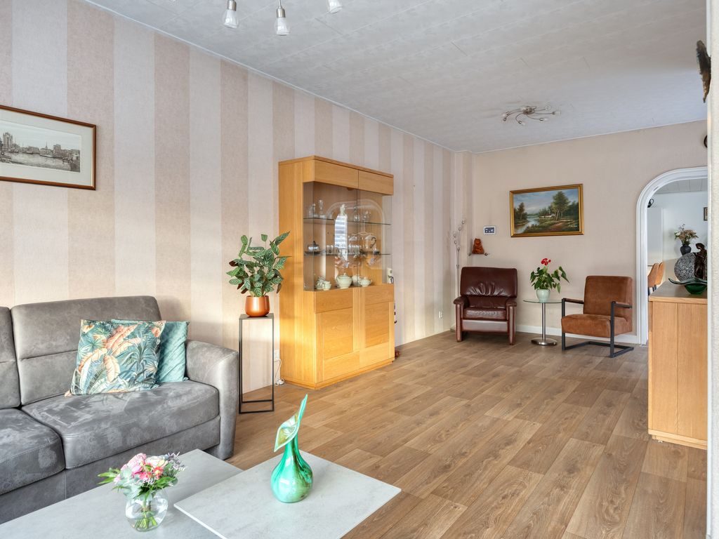 Burgemeester van Esstraat 80, Pernis