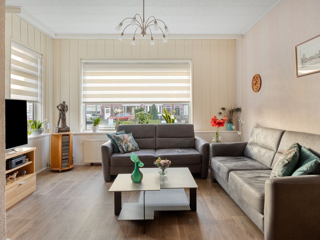 Burgemeester van Esstraat 80, Pernis