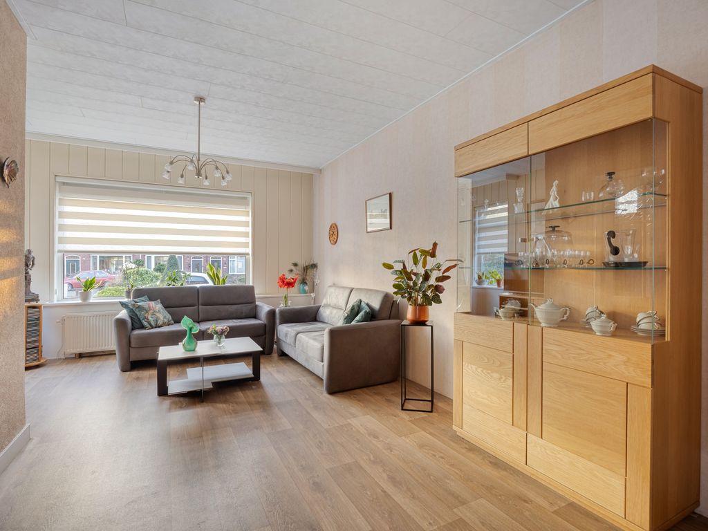 Burgemeester van Esstraat 80, Pernis