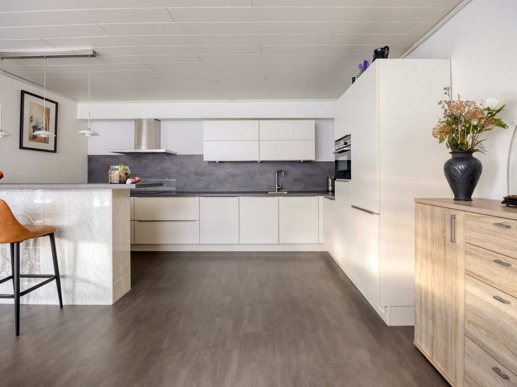 Burgemeester van Esstraat 80, Pernis