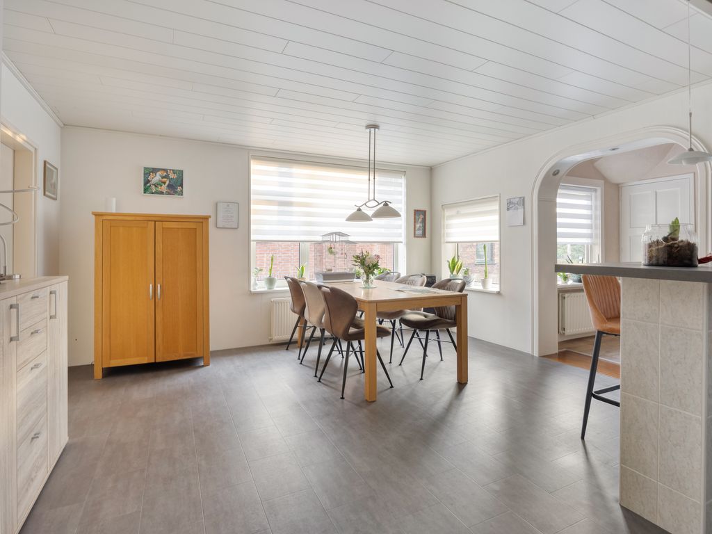 Burgemeester van Esstraat 80, Pernis