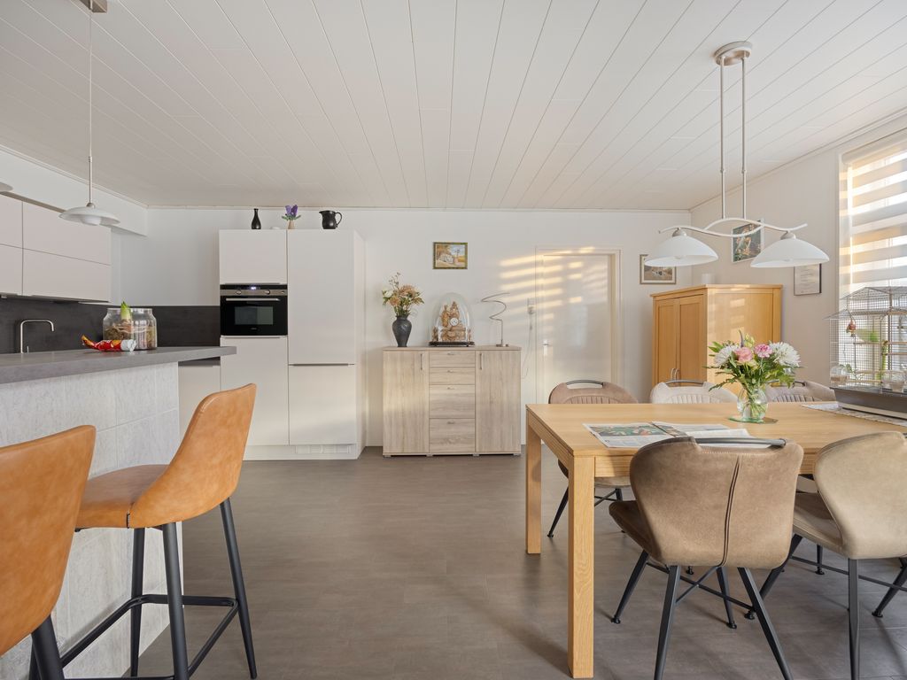 Burgemeester van Esstraat 80, Pernis