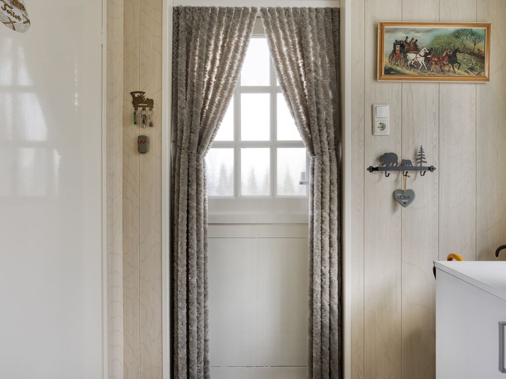 Burgemeester van Esstraat 80, Pernis