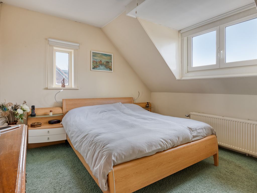 Burgemeester van Esstraat 80, Pernis