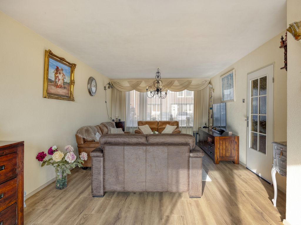 Schout Eeuwoutstraat 46, Pernis