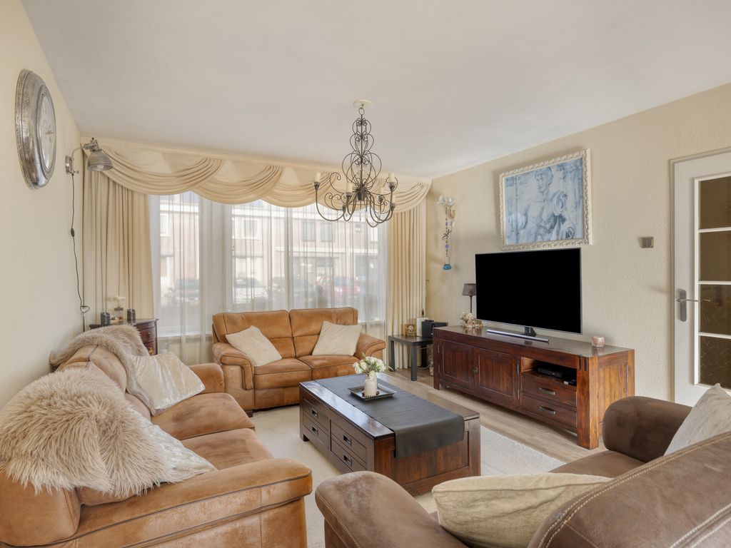 Schout Eeuwoutstraat 46, Pernis