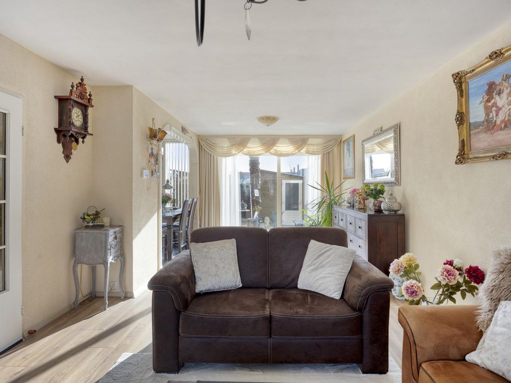 Schout Eeuwoutstraat 46, Pernis