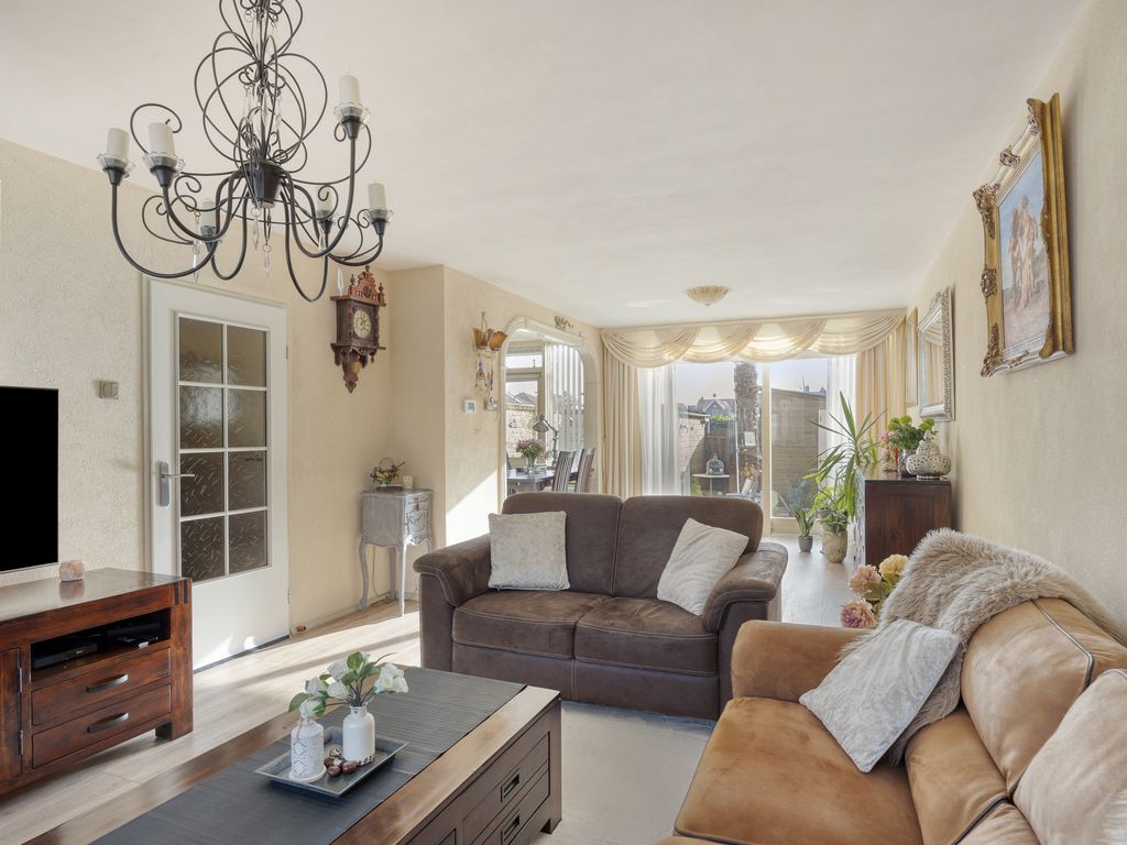 Schout Eeuwoutstraat 46, Pernis