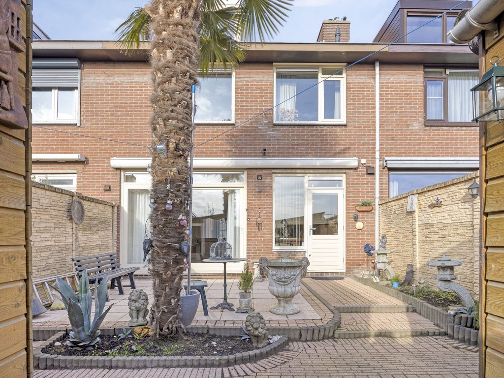 Schout Eeuwoutstraat 46, Pernis