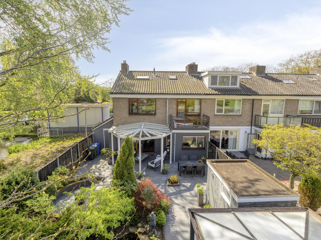 Arubaplein 28, Hoogvliet