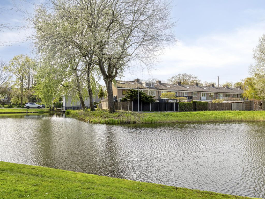 Arubaplein 28, Hoogvliet