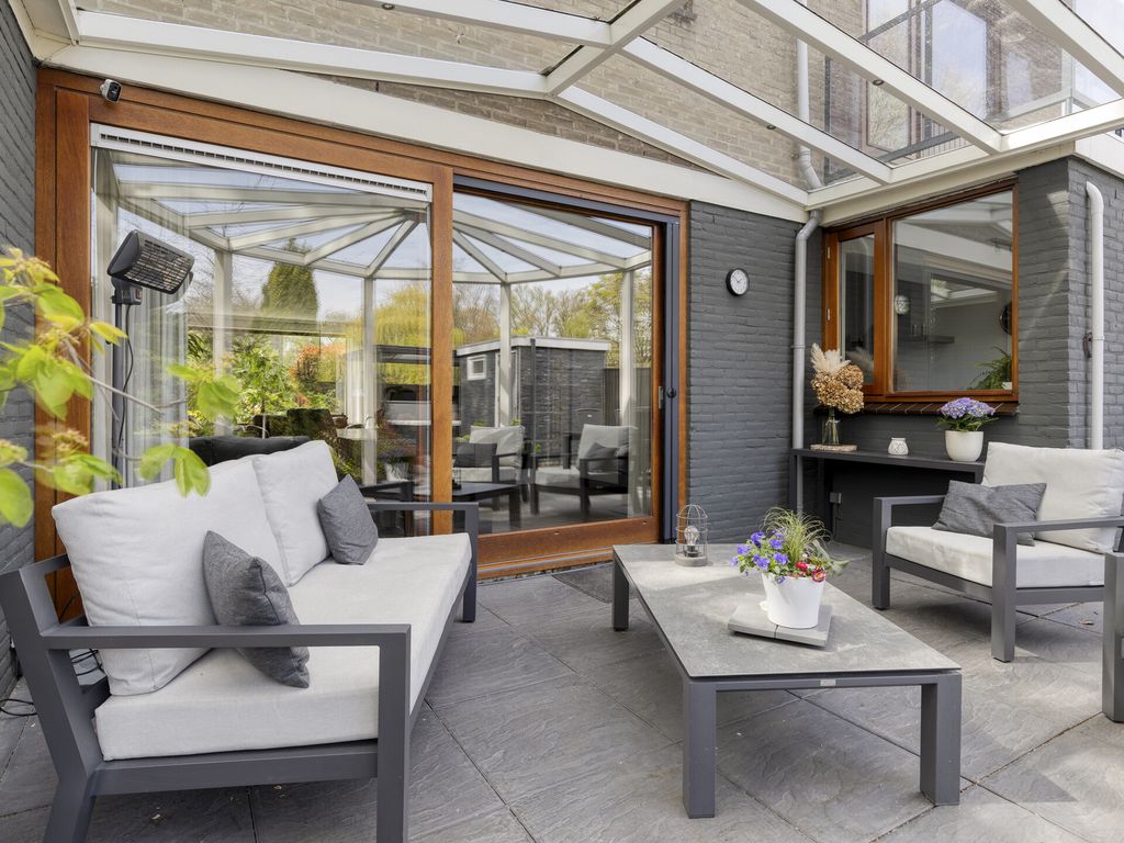 Arubaplein 28, Hoogvliet