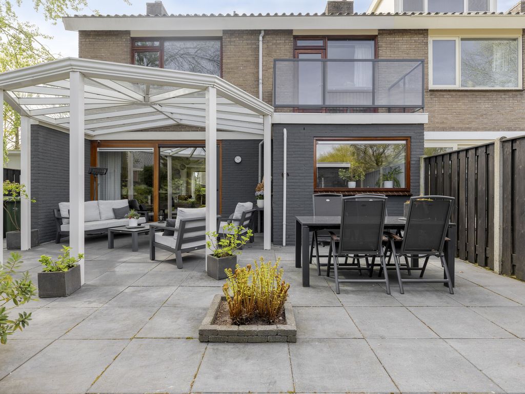 Arubaplein 28, Hoogvliet