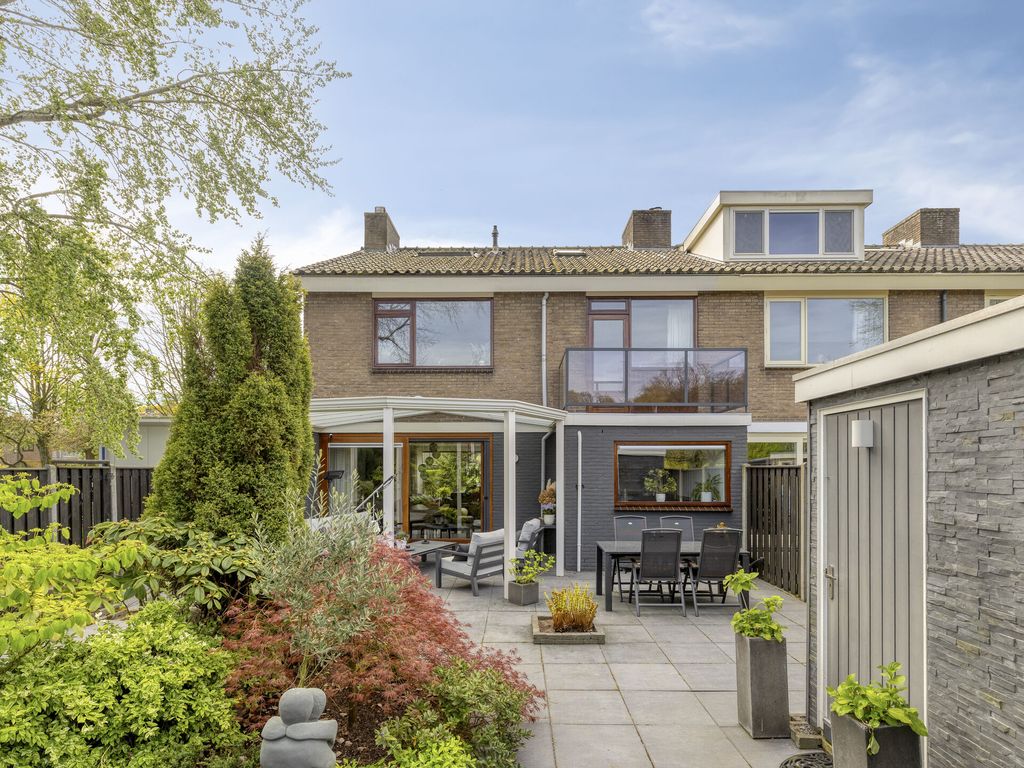 Arubaplein 28, Hoogvliet