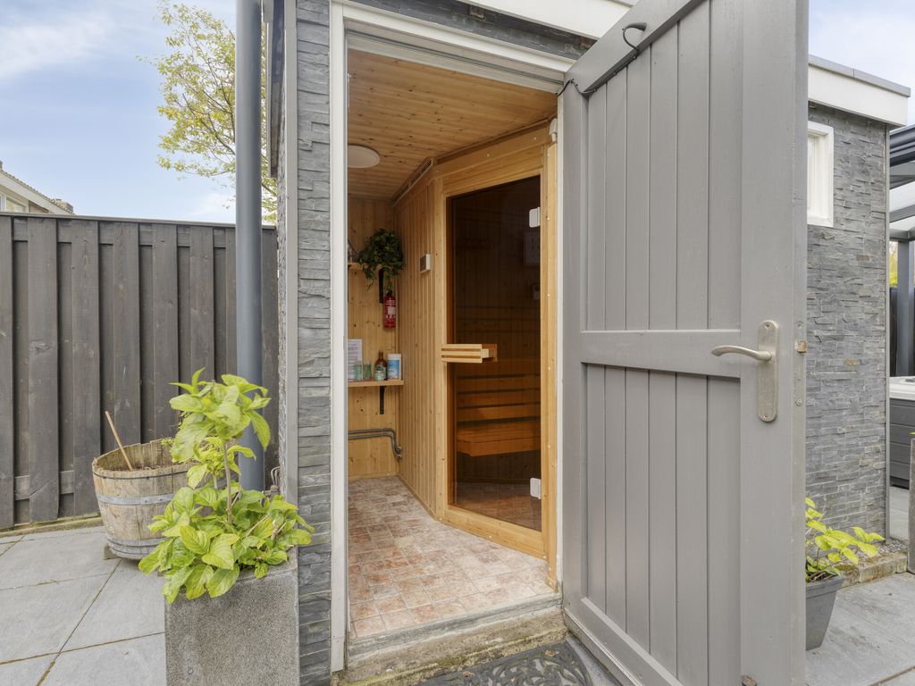Arubaplein 28, Hoogvliet