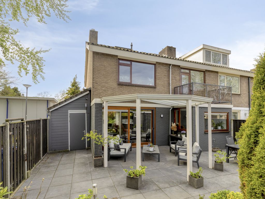 Arubaplein 28, Hoogvliet