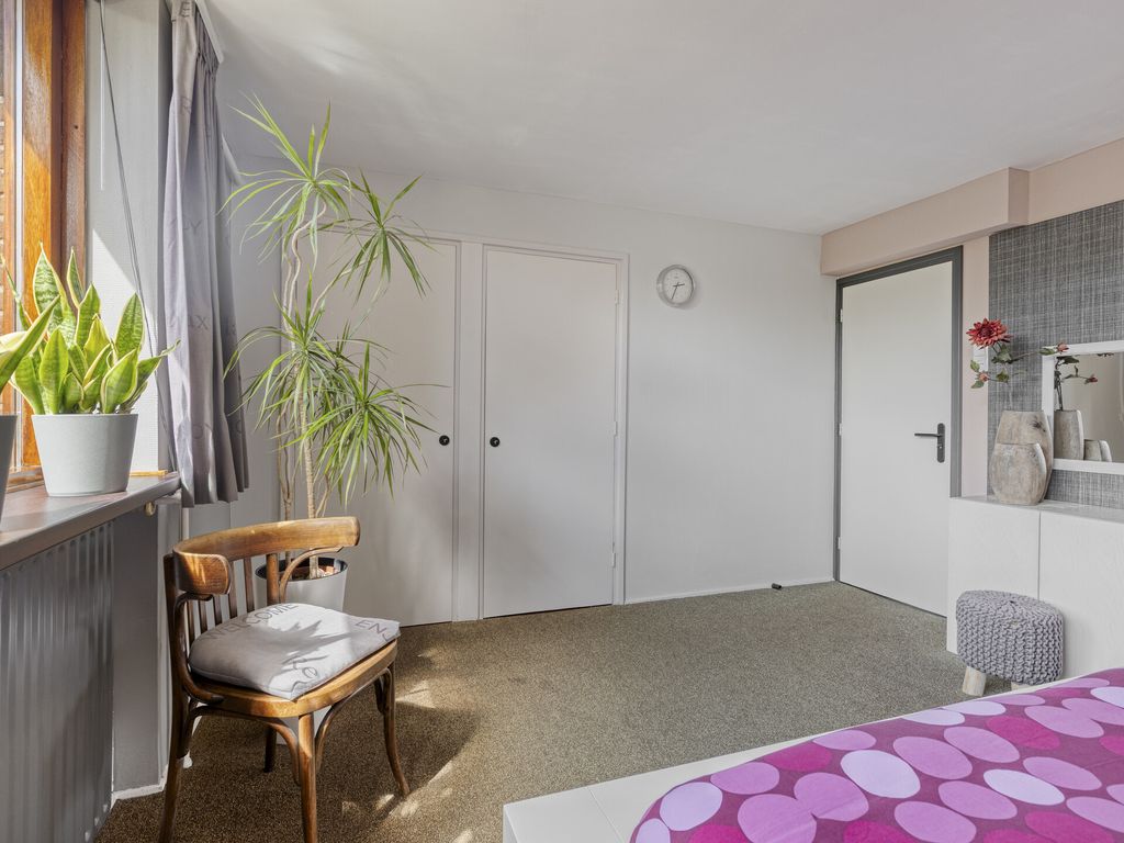 Arubaplein 28, Hoogvliet