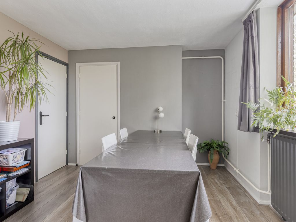 Arubaplein 28, Hoogvliet