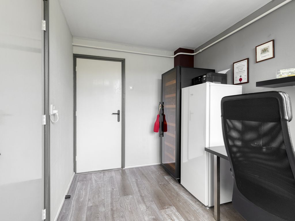 Arubaplein 28, Hoogvliet