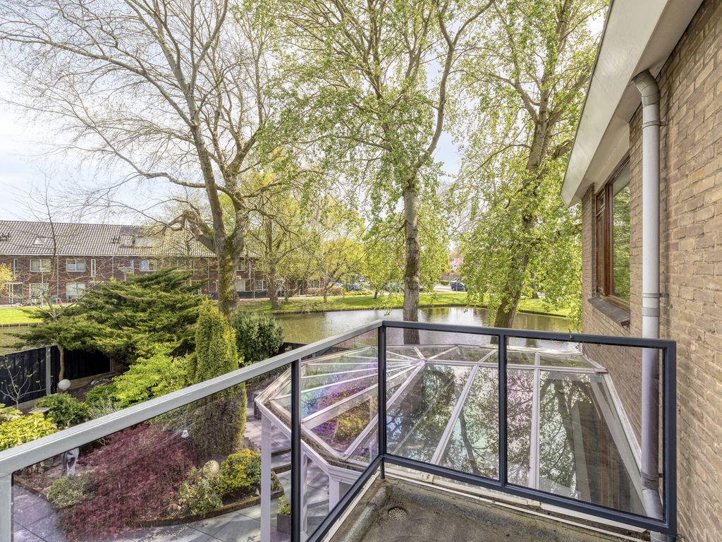 Arubaplein 28, Hoogvliet