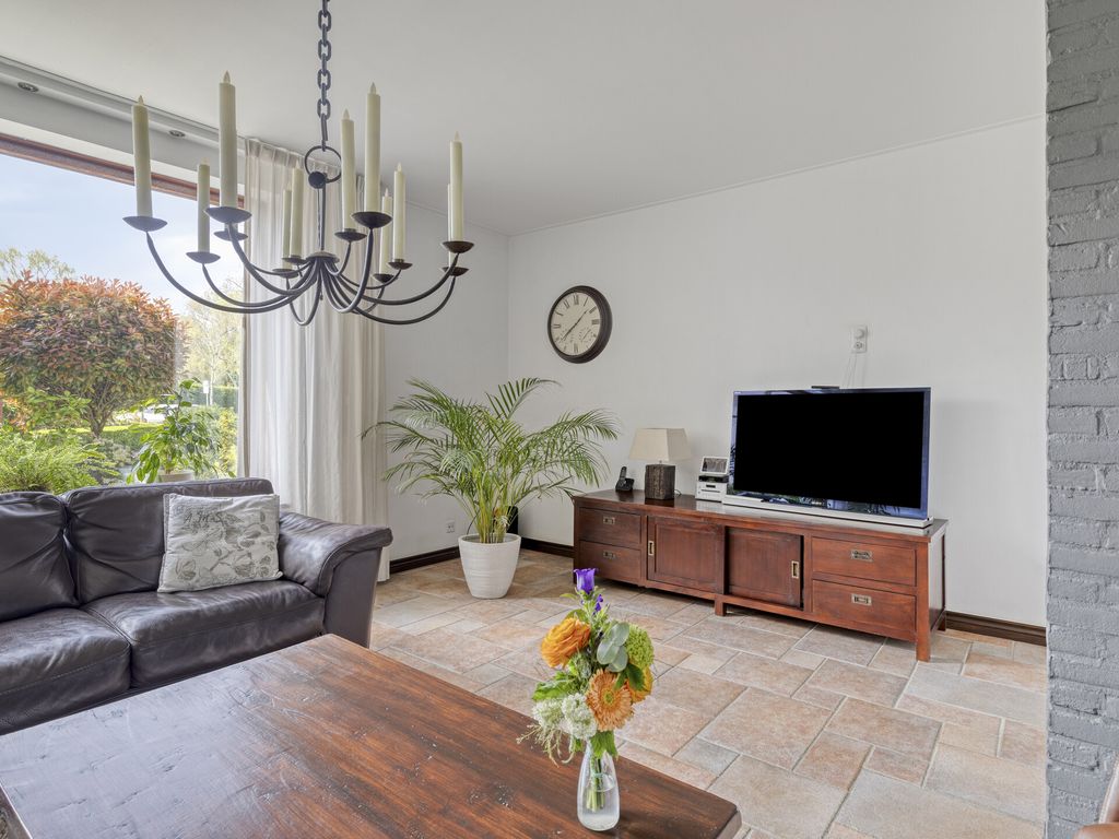Arubaplein 28, Hoogvliet