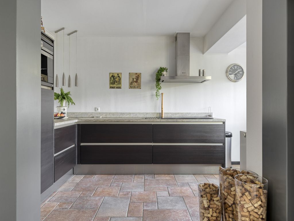 Arubaplein 28, Hoogvliet