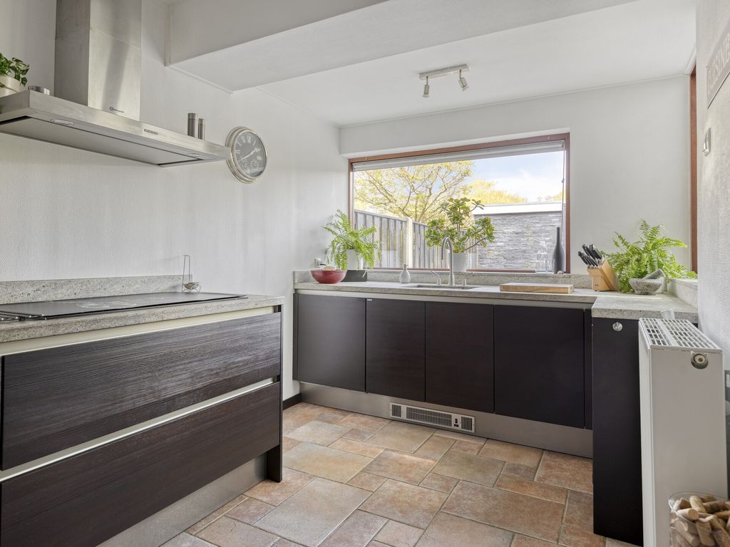 Arubaplein 28, Hoogvliet