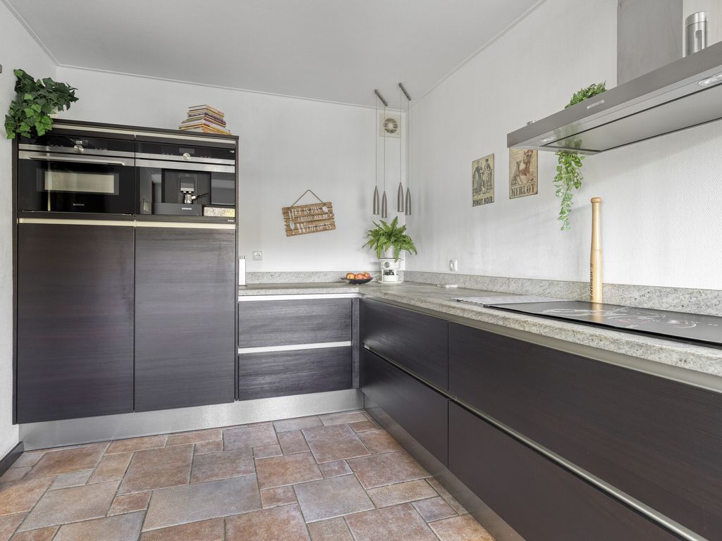Arubaplein 28, Hoogvliet