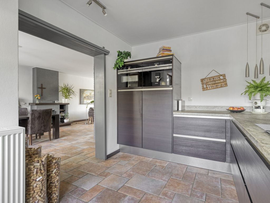 Arubaplein 28, Hoogvliet