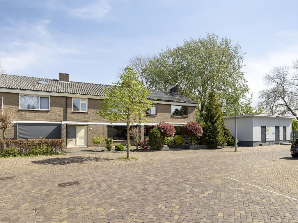 Arubaplein 28, Hoogvliet
